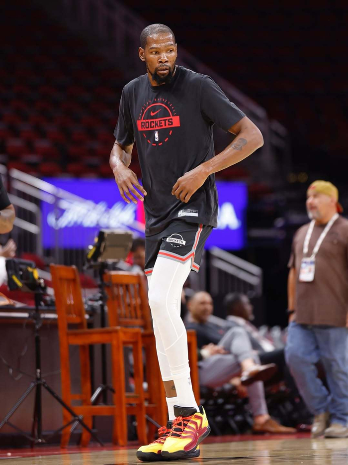 窗口期NBA季后赛传出新动向，休斯敦火箭刷新队史纪录，管理层表态——引发热议，年轻球员得到机会的简单介绍