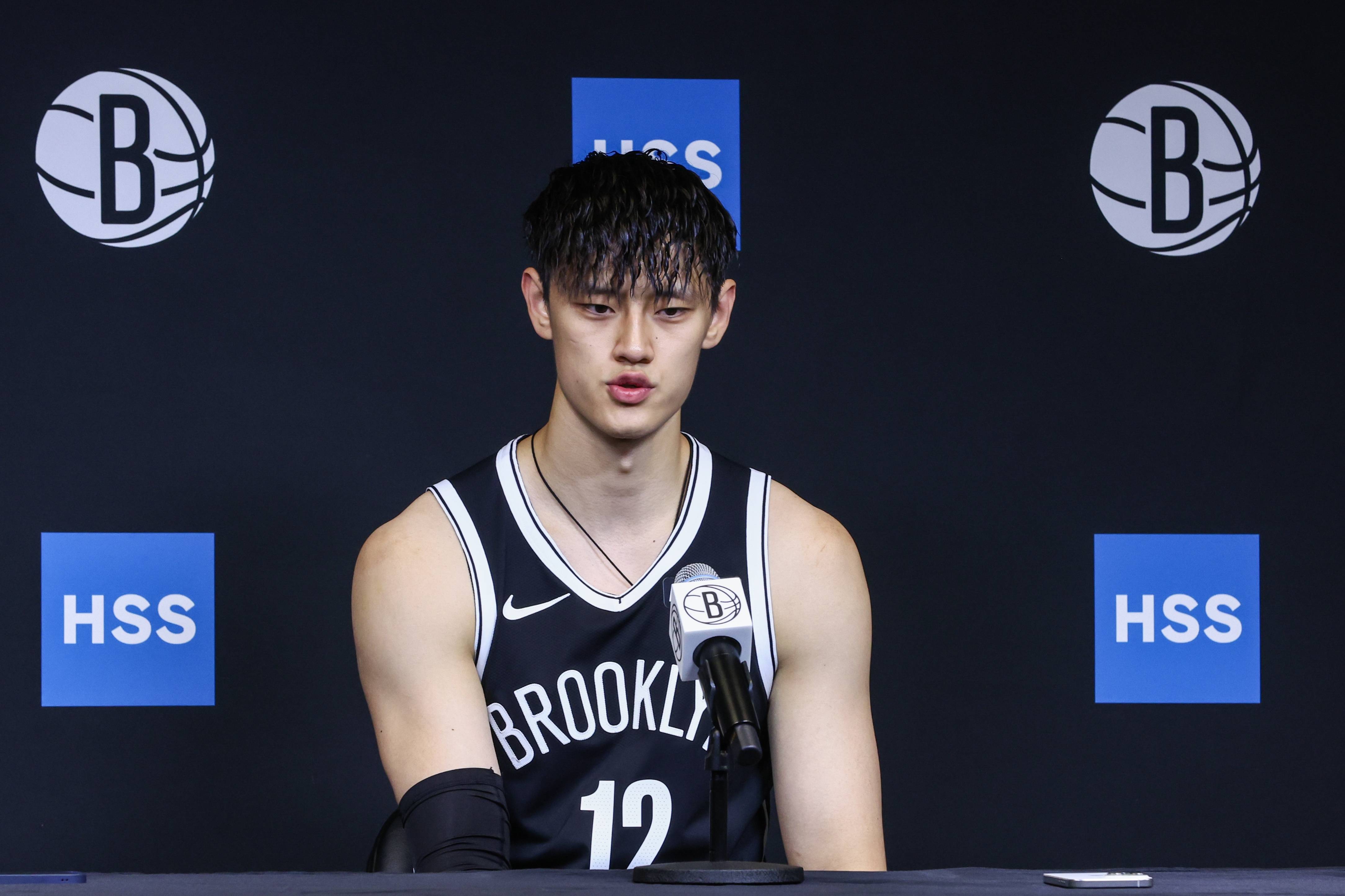 集结日NBA常规赛传出新动向；犹他爵士防线松动；管理层表态——话题不断；临场指挥获称赞的简单介绍