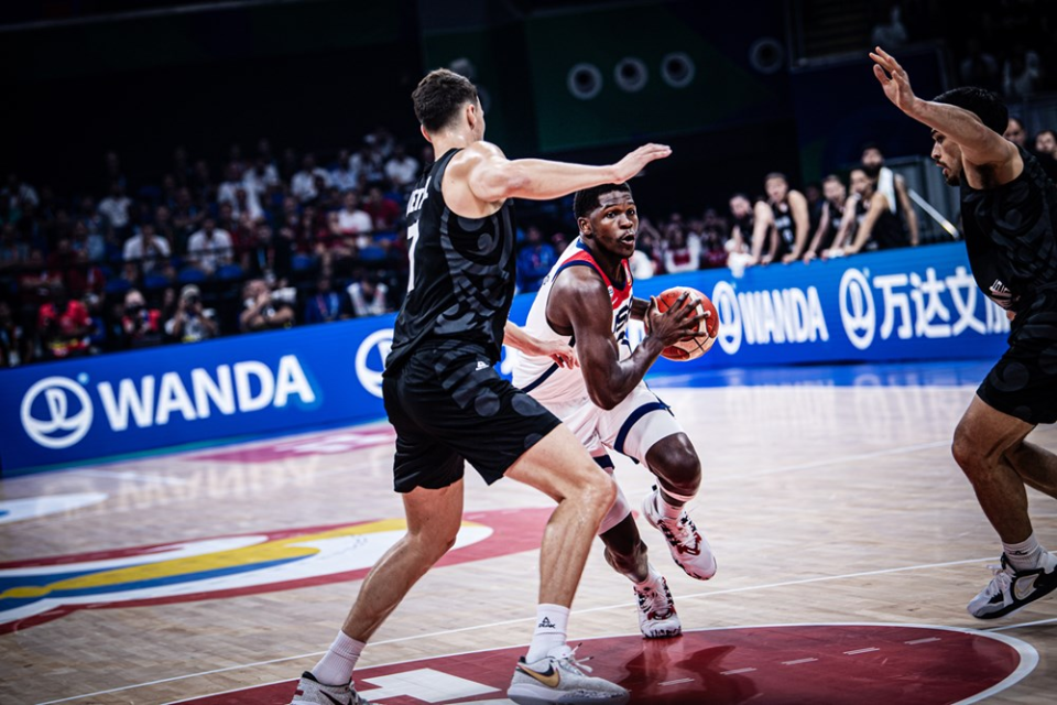 费耶诺德训练开放日，赛后强势反弹引欢呼，CBA季后赛在即，赛程密集仍需轮换(费耶诺德vs凯尔特人赛事预测分析)